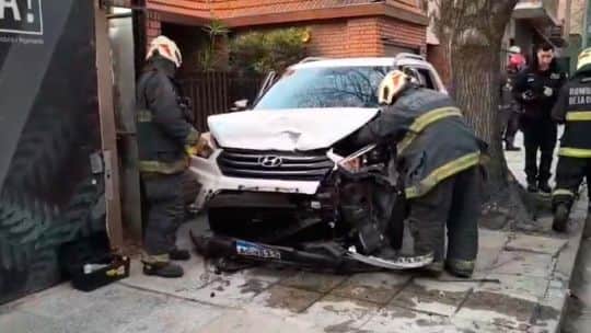 Choque en Palermo: un conductor impactó a tres autos estacionados y terminó sobre la vereda