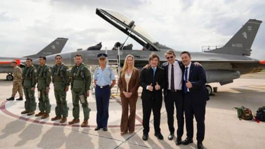 Llegan a la Argentina seis aviones de combate F-16 comprados a Dinamarca: qué día aterrizarán y dónde se los podrá contemplar