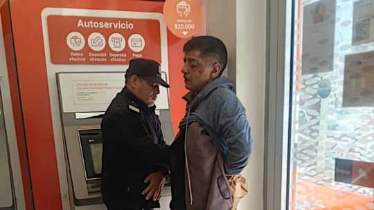 A los tiros en el banco: clientes enfrentaron a una banda armada y molieron a golpes a uno de los ladrones