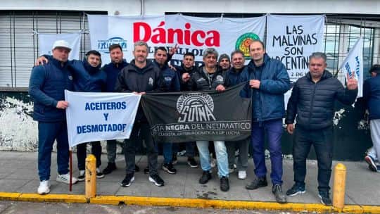 Tras el anuncio de cierre definitivo de la histórica Dánica, los trabajadores acampan y resisten