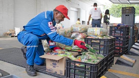 Qué lleva realmente un avión humanitario y cómo llega la ayuda a las víctimas que lo necesitan