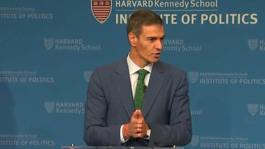 El presidente español Pedro Sánchez respondió en Harvard sobre corrupción y Pegasus