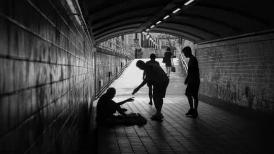 La pobreza volvió a crecer en el primer semestre y dos grupos sufrieron con fuerza el deterioro: mayores de 65 y jóvenes