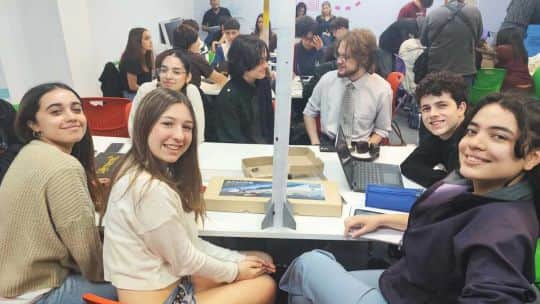 Estudiantes de la Ciudad crearon cohetes a escala y programaron su carga útil para el espacio