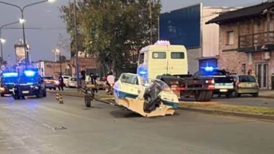 Insólito accidente en Rosario: iban al cine y los chocó una lancha en plena avenida