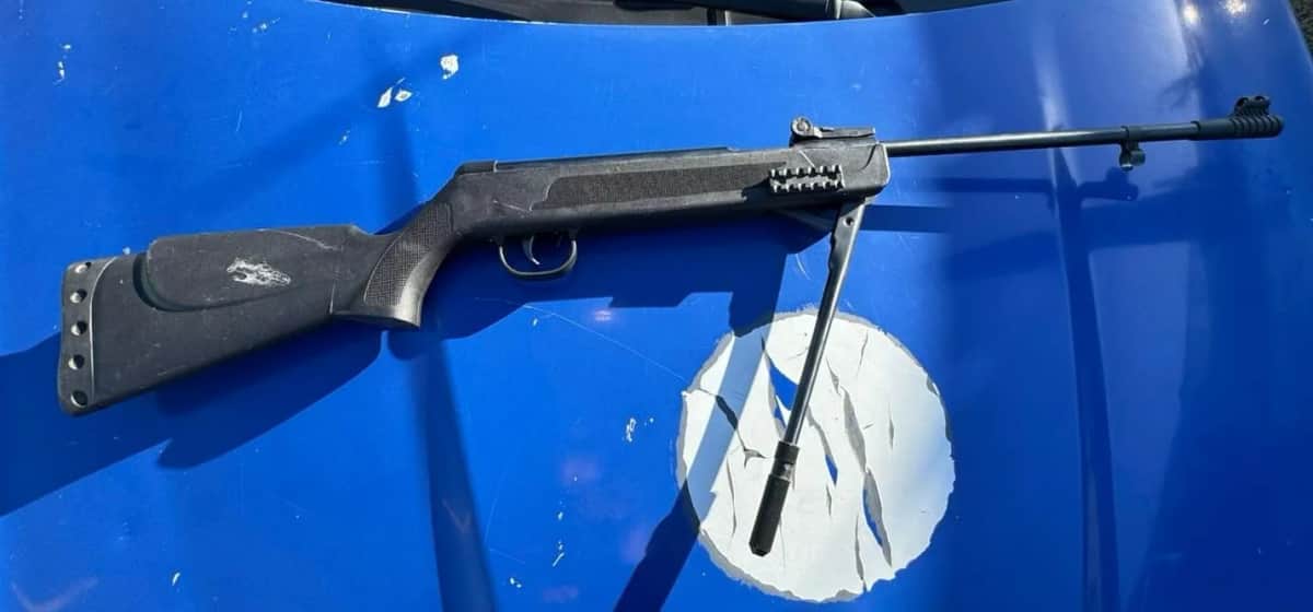 Interceptaron a un adolescente que manipulaba un rifle de aire comprimido en la vía pública