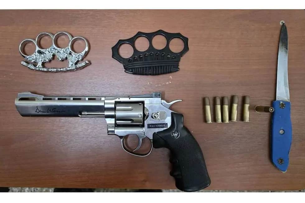 Llevaron un revólver de aire comprimido, manoplas y un cuchillo a un colegio