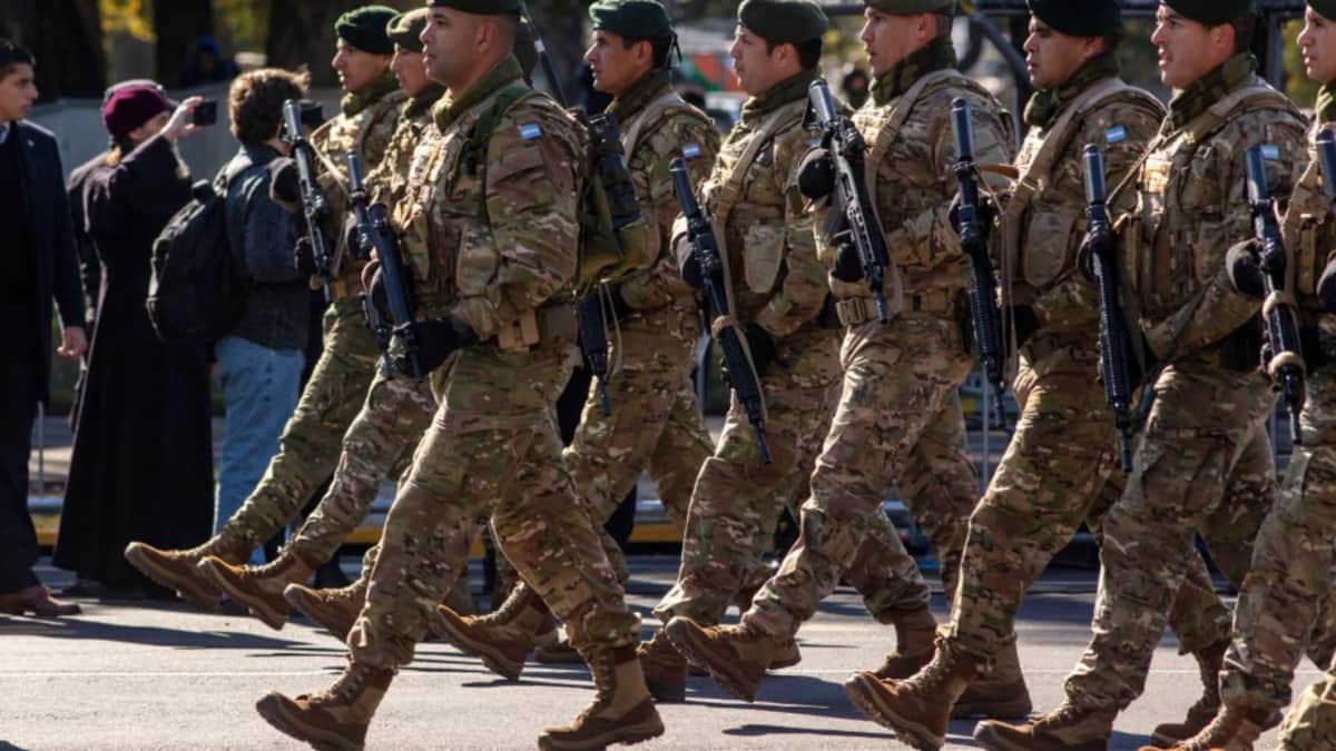 El Gobierno oficializó aumentos salariales para militares, fuerzas de seguridad y empleados públicos