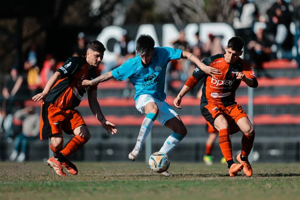 Belgrano le ganó 3-1 a Colón y escaló en el Grupo B