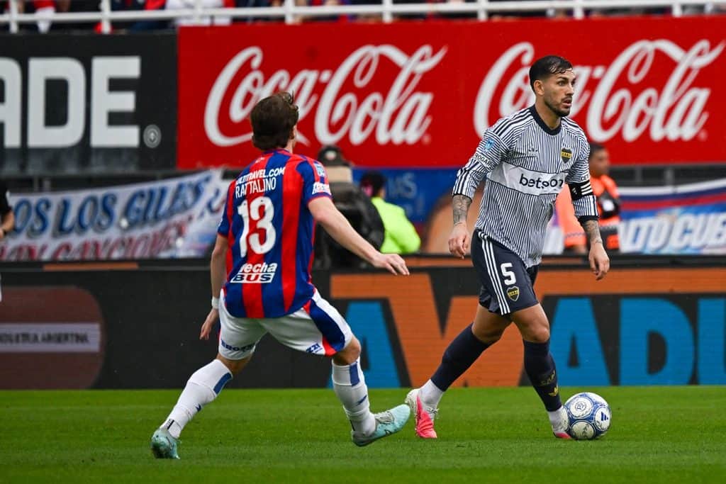 Boca le ganó 2-0 a San Lorenzo, que jugó con uno menos por una hora