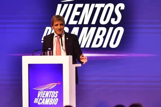 Caputo aseguró que cumplirá con el FMI y explicó las dos velocidades de la economía