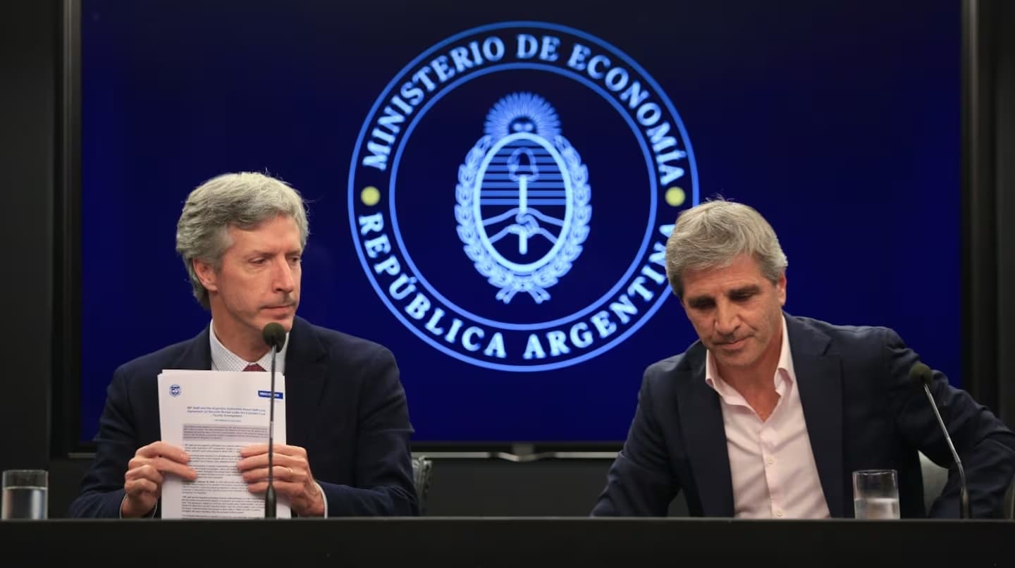 El Gobierno amplió un canje con el BCRA y suma herramientas para contener al dólar