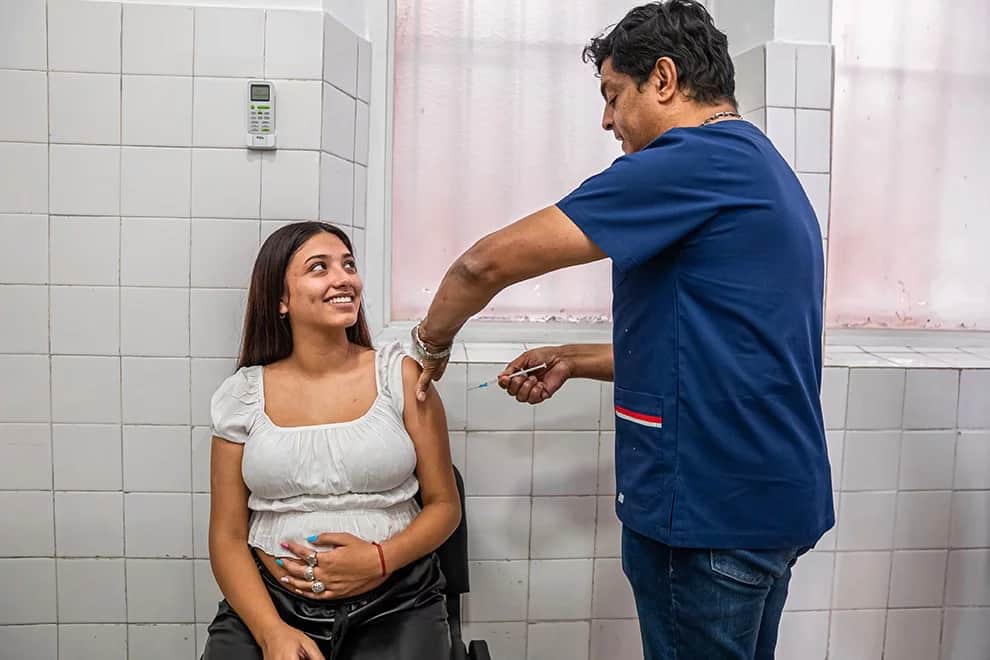 El Ministerio de Salud prolongó la vacunación del VSR para gestantes y niños