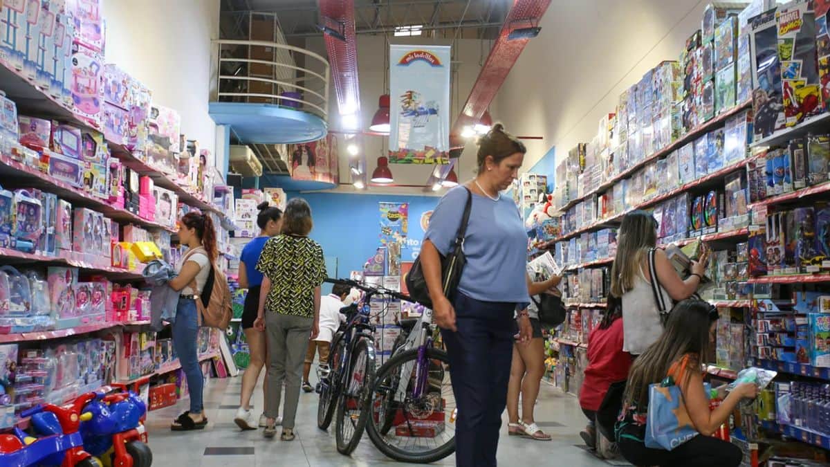 El consumo privado cayó 0,6% en agosto y sumó nueve meses en baja