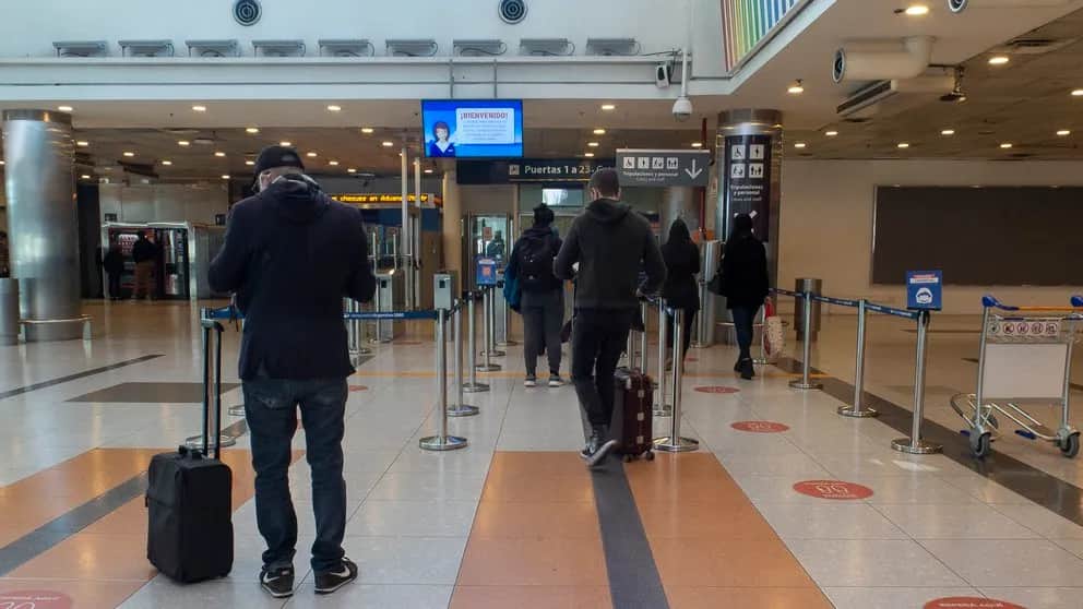 El déficit turístico sigue pese a la caída de los viajes al exterior