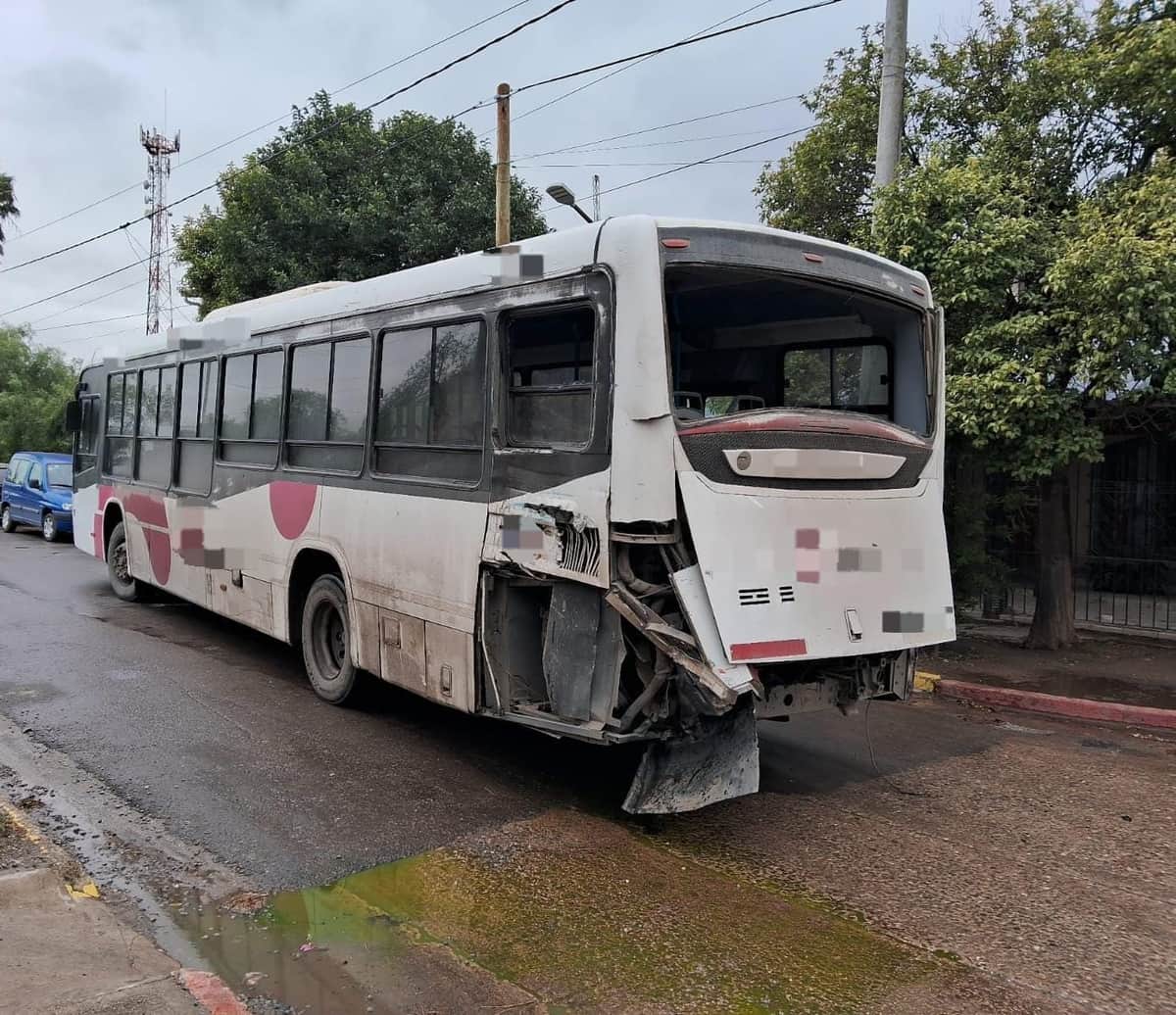 Dos personas resultaron heridas tras un choque entre un colectivo y un tren de carga