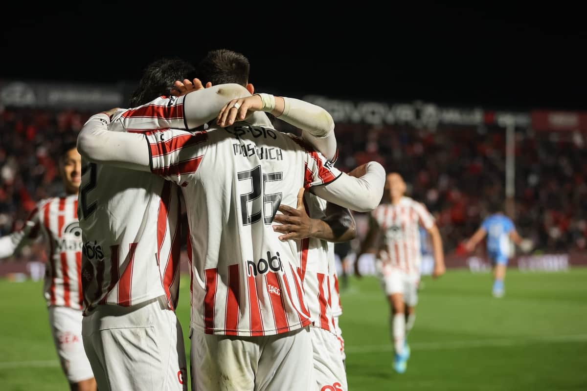 Instituto asume la presión de un clásico para argumentar la cima