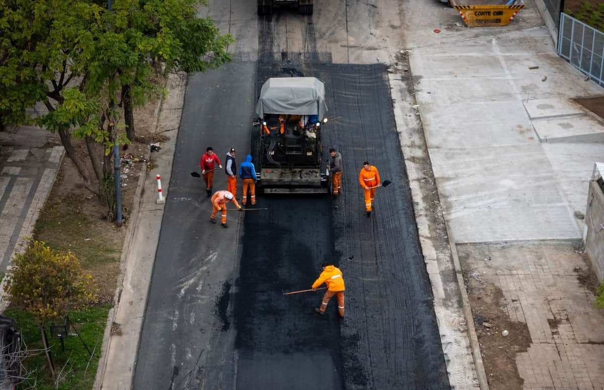 Repavimentan la avenida General Paz y Vélez Sarsfield por la llegada del Papa