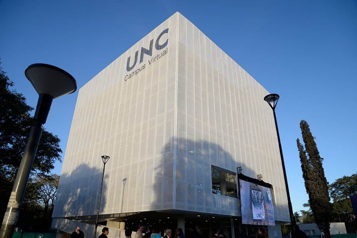 La UNC busca a 30 abanderados de escuelas públicas para acompañarlos en su ingreso