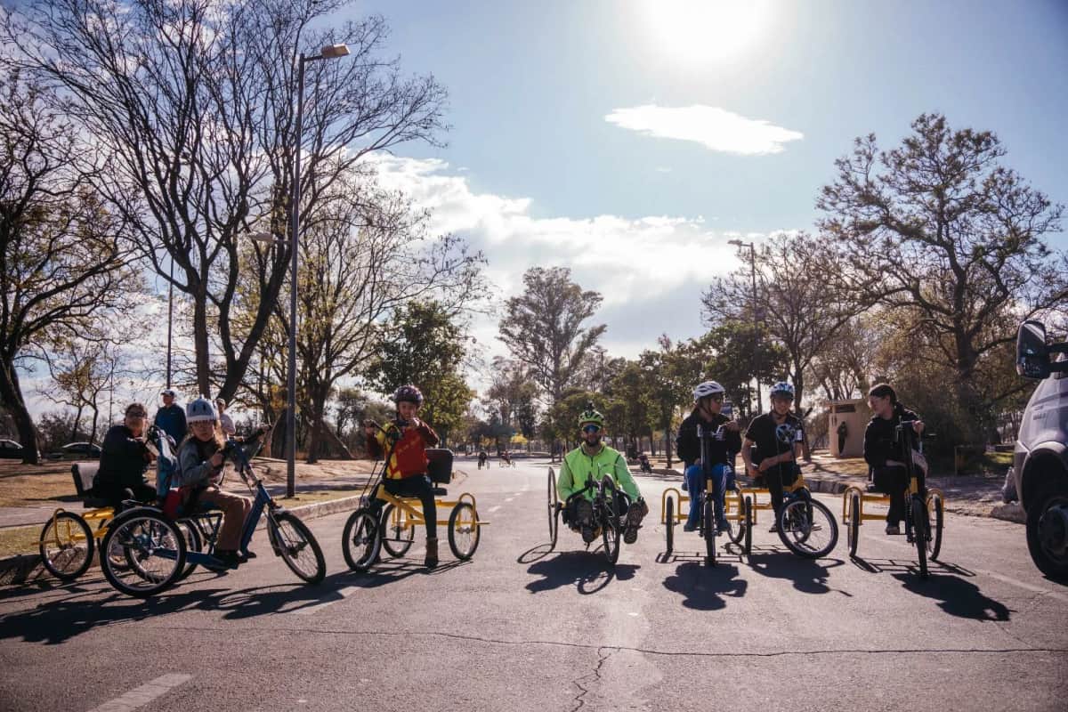 La ciudad sumó la primera experiencia de ciclismo urbano adaptado en el Parque Sarmiento