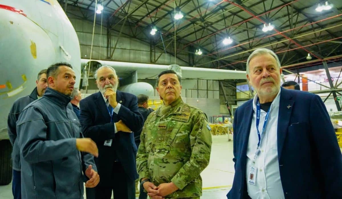 Presti visitó FAdeA y prometió “dar vuelta” la realidad de la fábrica