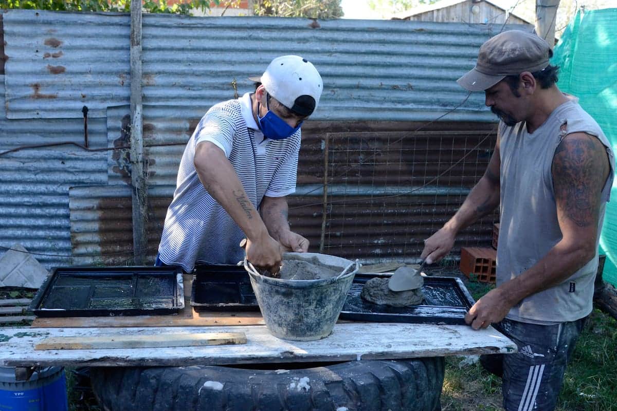 Récord de informalidad: el empleo que más creció paga menos de la mitad que un puesto en blanco