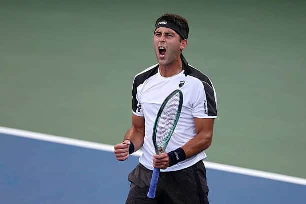 Tomás Etcheverry sigue firme en el US Open y avanzó a la tercera ronda