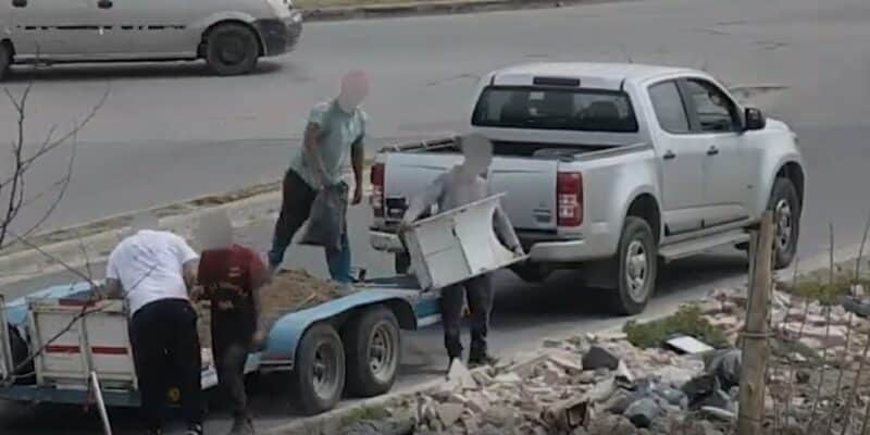 Tres personas aprehendidas y con multas de $4 millones tras arrojar residuos a la vía pública
