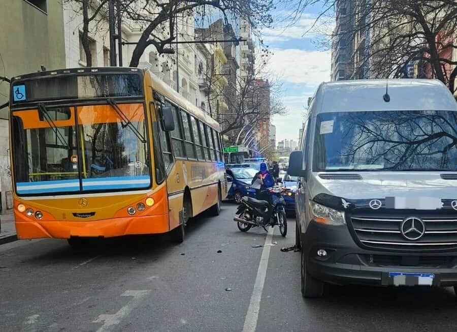 Choque entre un colectivo, un utilitario y una moto en pleno Centro