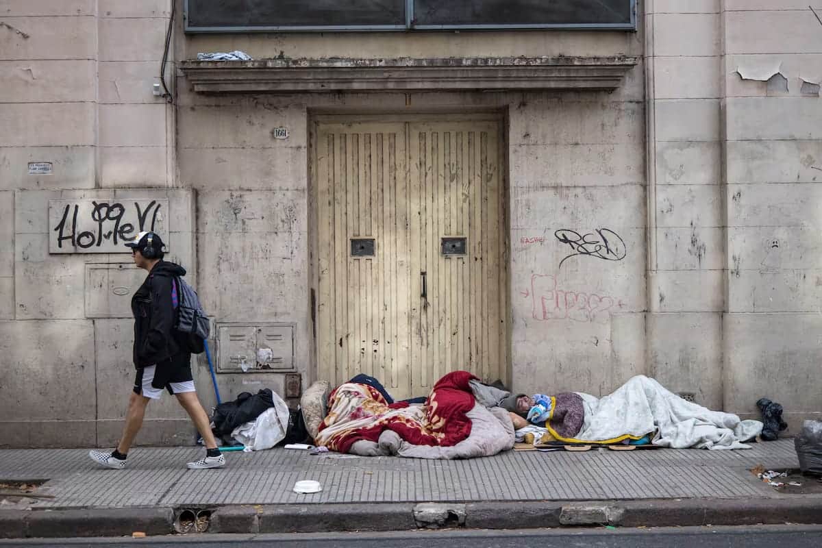 Advierten que la pobreza habría aumentado en el primer semestre y alcanzaría a más de 15 millones de argentinos