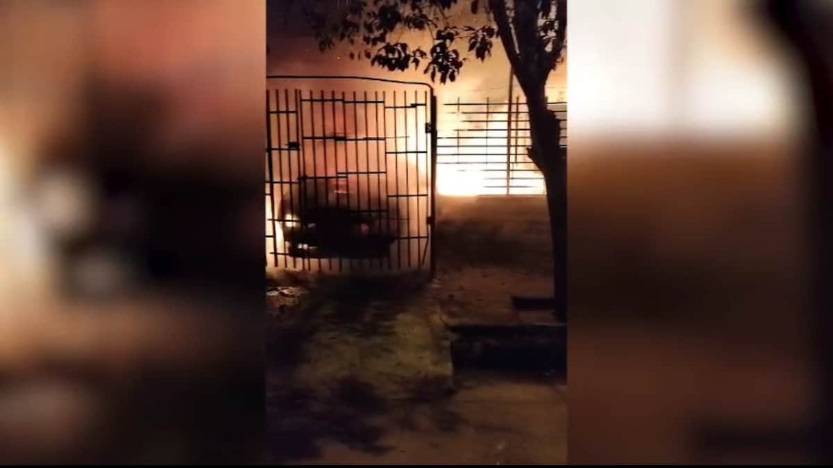 Bomberos sofocaron un incendio en un automóvil