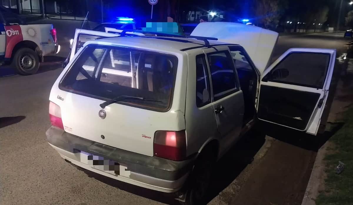 Dos detenidos tras robar un auto y escapar en otro vehículo