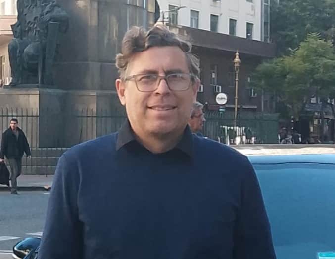 Es docente provincial, tiene una enfermedad poco frecuente y reclama cobertura de Apross