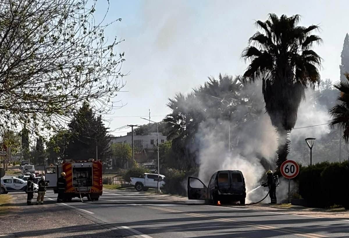 Se incendió un vehículo y los bomberos consiguieron sofocar las llamas