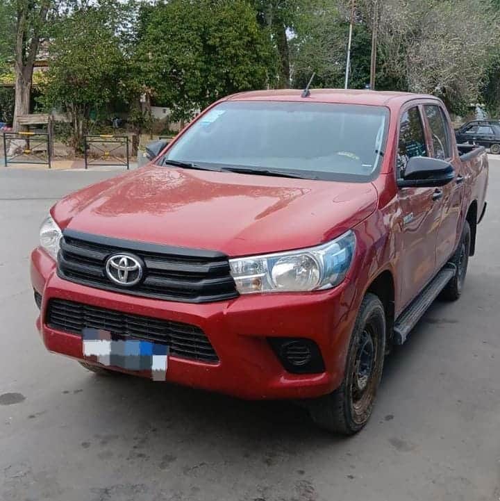 Intentaron escapar en una camioneta robada y fueron detenidos