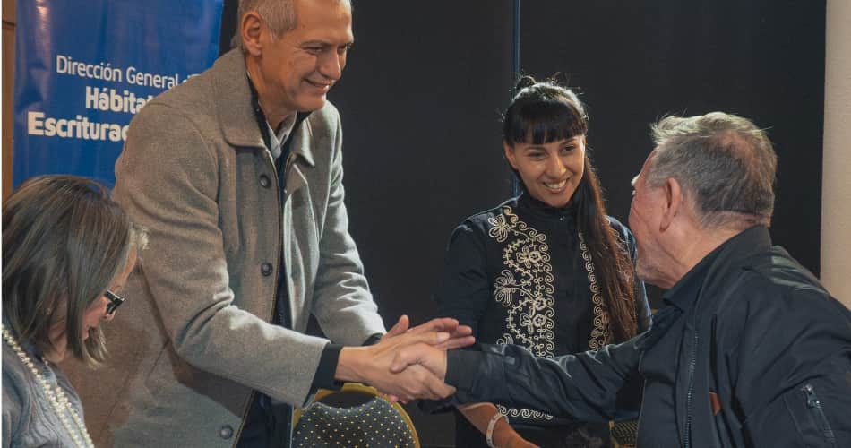Después de décadas de espera, familias de Villa El Libertador y Comercial comienzan a recibir sus escrituras