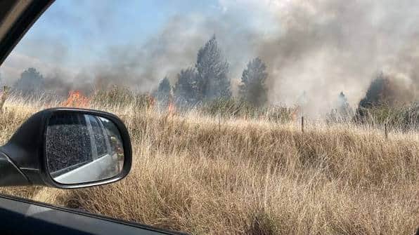 Bomberos combaten un incendio en la zona de Salsacate