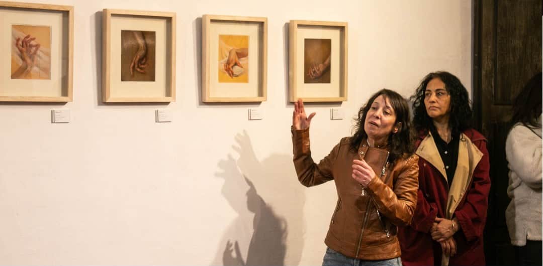 Entre pinturas que observan lo humano desde lo mínimo