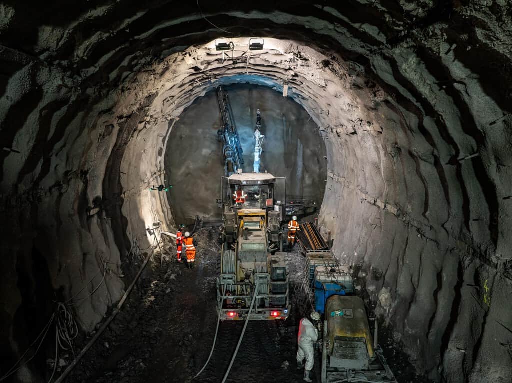 Europa está gastando miles de millones excavando los Alpes para conectar Italia y Francia. 10 años después, los Alpes van ganando por goleada