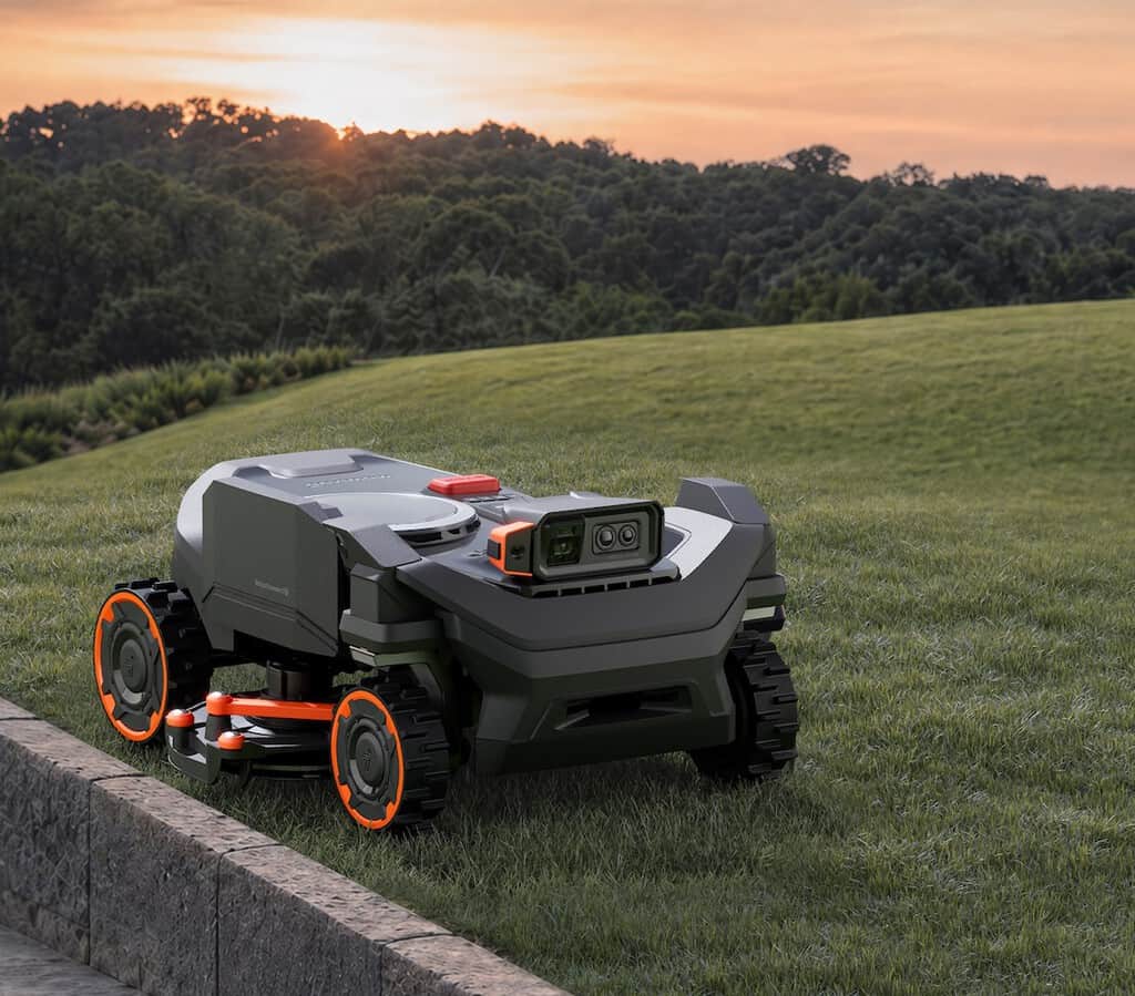 A los robots cortacésped solo les faltaba algo para dejar perfecto el jardín: un brazo para las esquinas. Segway acaba de ponérselo