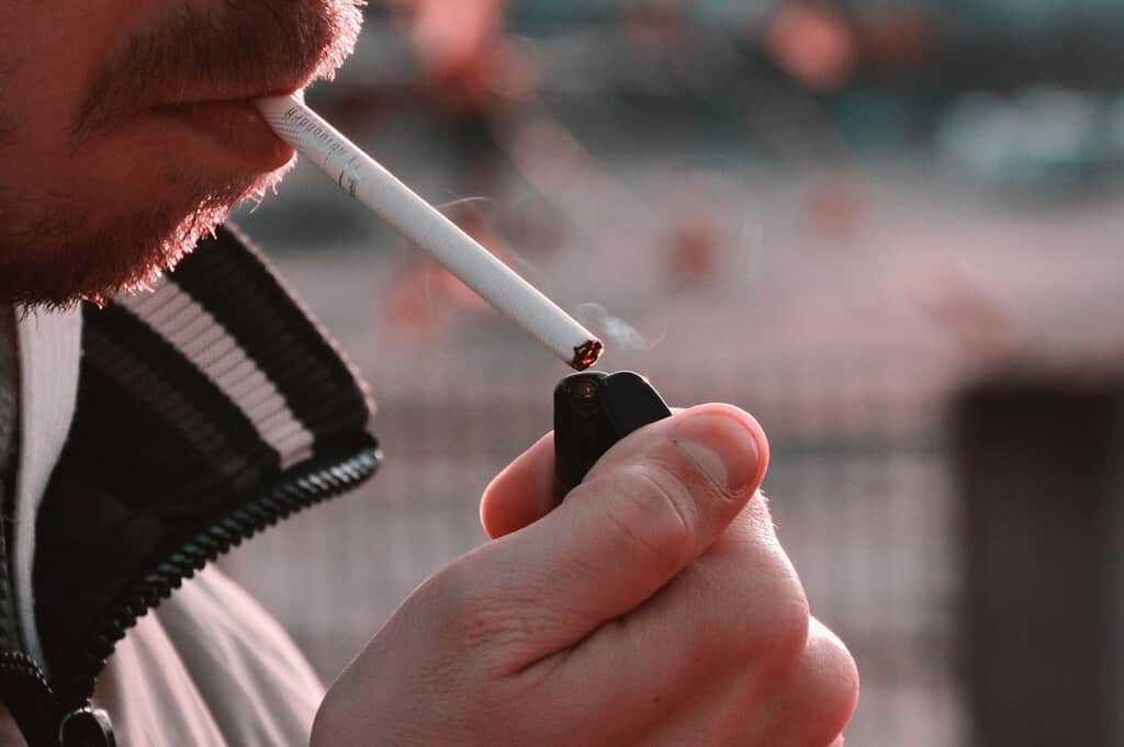 El mito del fumador sociable: la ciencia avisa de que el tabaco está ligado a una mayor soledad (pero hay matices)