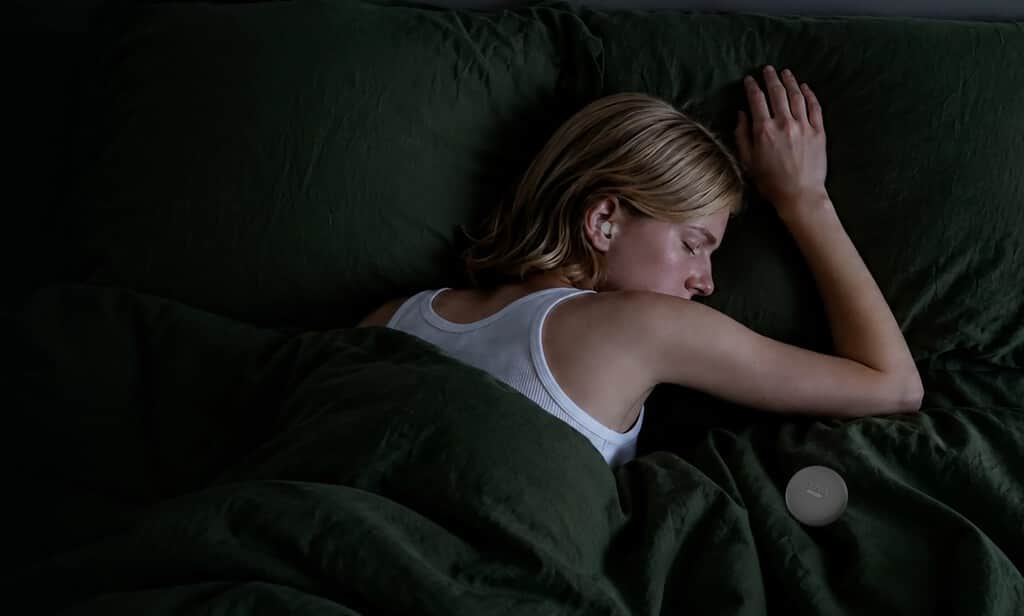 Fitnexa ha atacado uno de los problemas más humanos de los auriculares: poder dormir de lado sin clavártelos