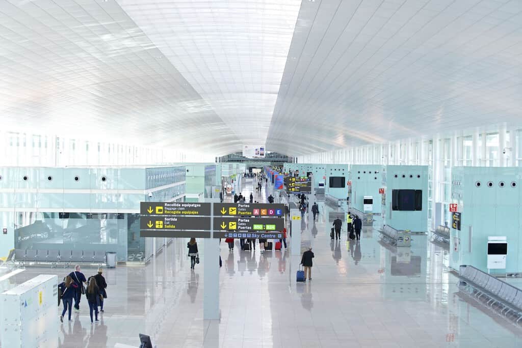 En El Prat no cabe ni un alfiler: las aerolíneas low cost llevan al aeropuerto de Barcelona al límite