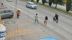 El momento en que un hombre salva a una niña pequeña de ser atropellada a la salida del supermercado en México