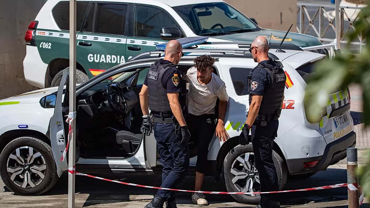 La Policía dispara al aire en Ceuta para frenar el asalto a un asentamiento de migrantes