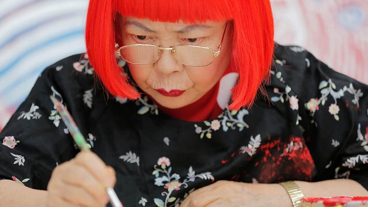 La artista japonesa de vanguardia Yayoi Kusama, famosa por sus lunares, muere a los 97 años