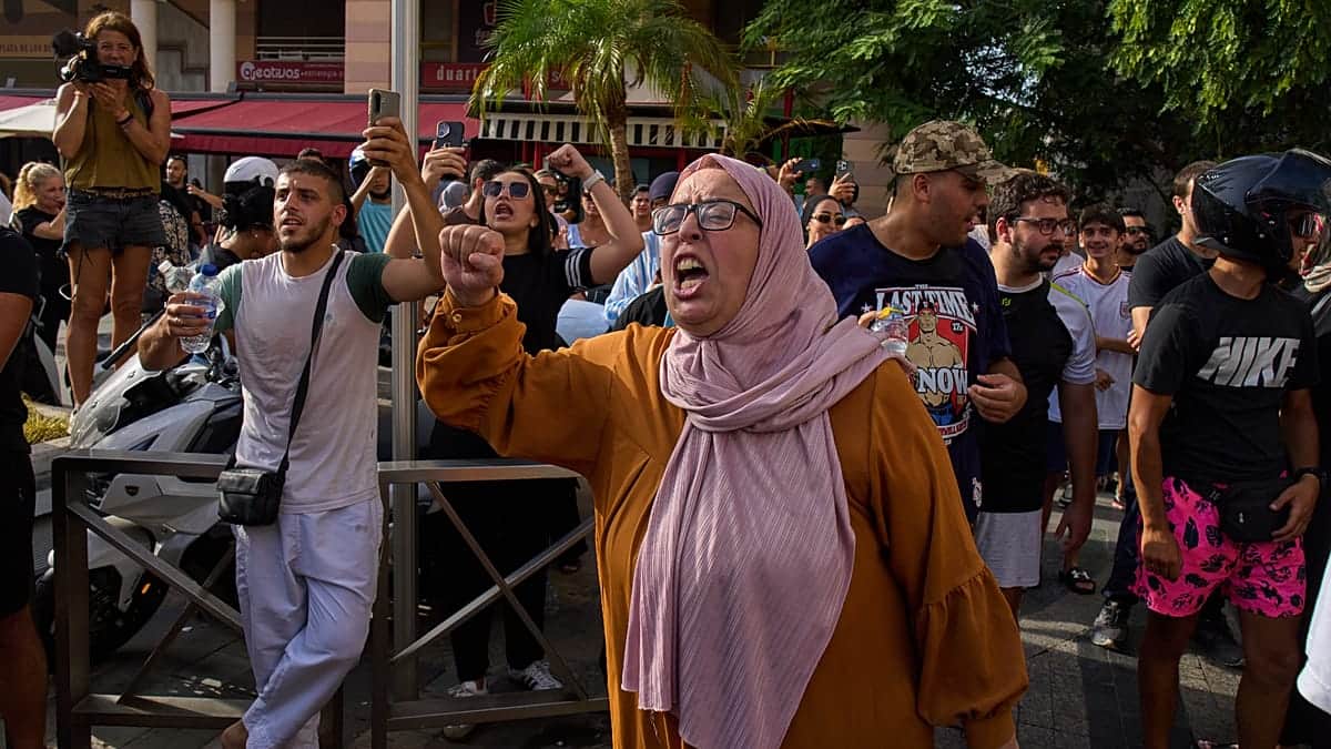 Ceuta encadena dos noches de protestas y crispación con la prensa también en el punto de mira