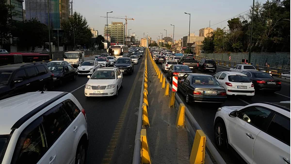 Colas kilométricas y compras de pánico en Irán ante el desabastecimiento y la subida de la gasolina