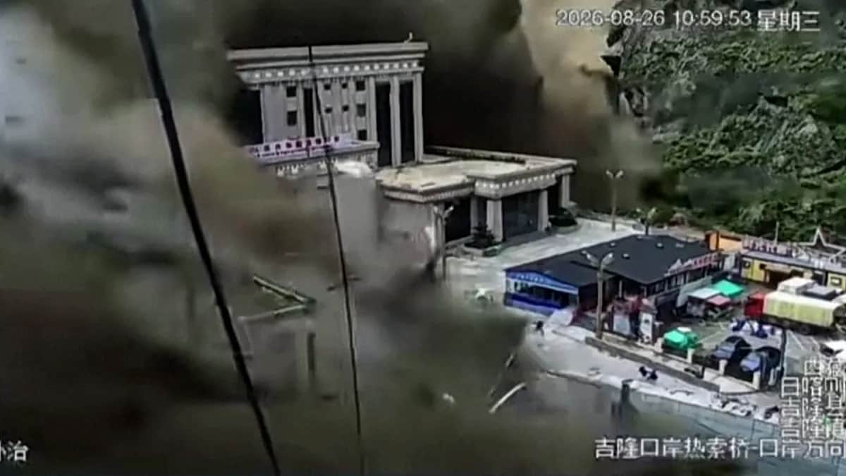 Un vídeo muestra un alud de barro avanzando por el puerto de Gyirong (China)