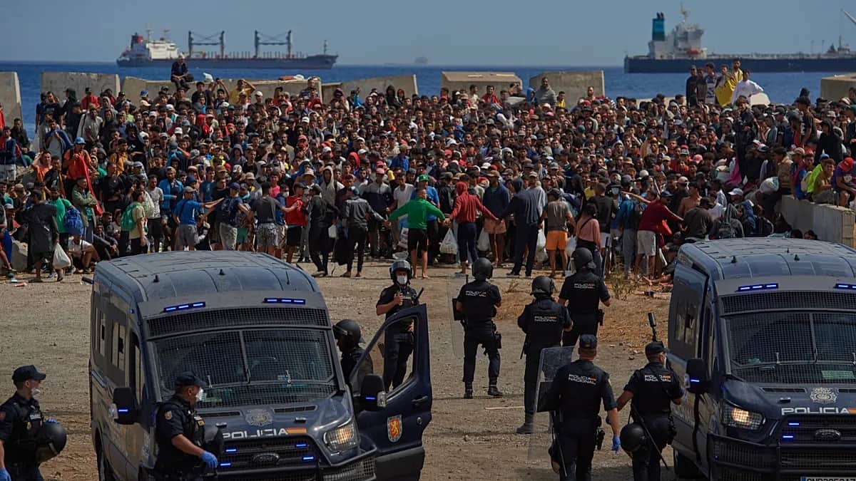 Escala la tensión en Ceuta: vecinos intentan impedir el paso de Cruz Roja hacia los inmigrantes